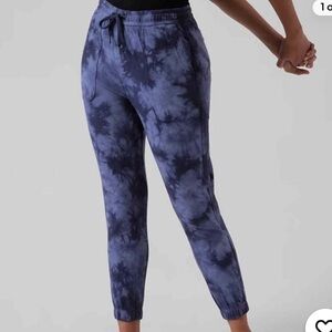 athleta | blue tie-dye farallon jogger